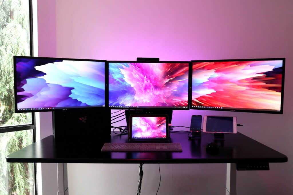 4 gaming monitors on a desk.
